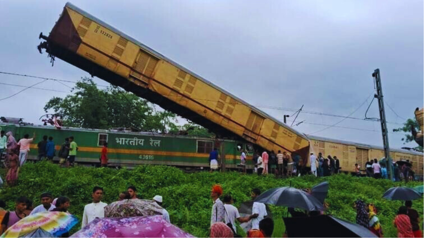 Kanchenjunga Express Accident: बंगाल में बड़ा रेल हादसा: मालगाड़ी से टकराई कंचनजंगा एक्सप्रेस, कई डिब्बे पटरी से उतरे